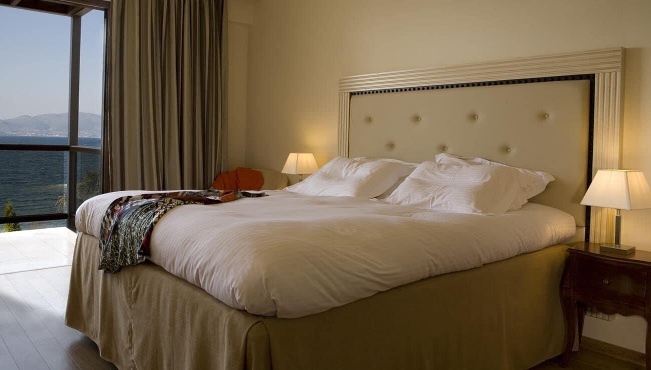 Valis Resort Hotel Volos Ngoại thất bức ảnh A bedroom at the hotel