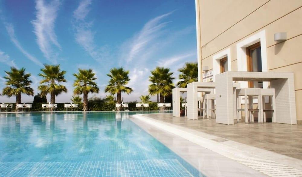Valis Resort Hotel Volos Ngoại thất bức ảnh The pool at the hotel